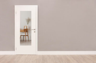 Spiegelglas verzilverd, op een deur geplakt