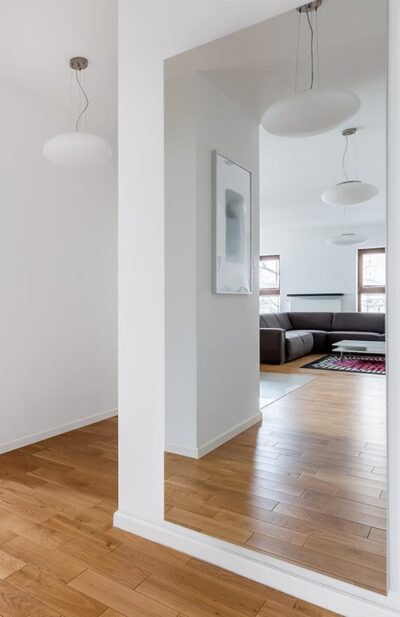 Brede spiegel op maat, hangend aan de muur