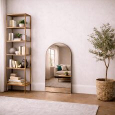 Bronzefarbener Bogen-Standspiegel in einer Umkleidekabine.