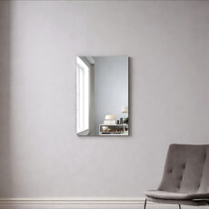 Designspiegel in einem Zimmer, versilbert, klar