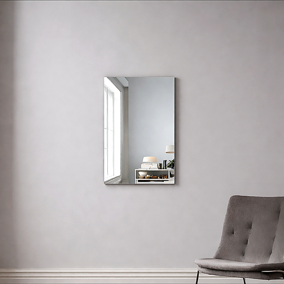 Designspiegel in einem Zimmer, versilbert, klar