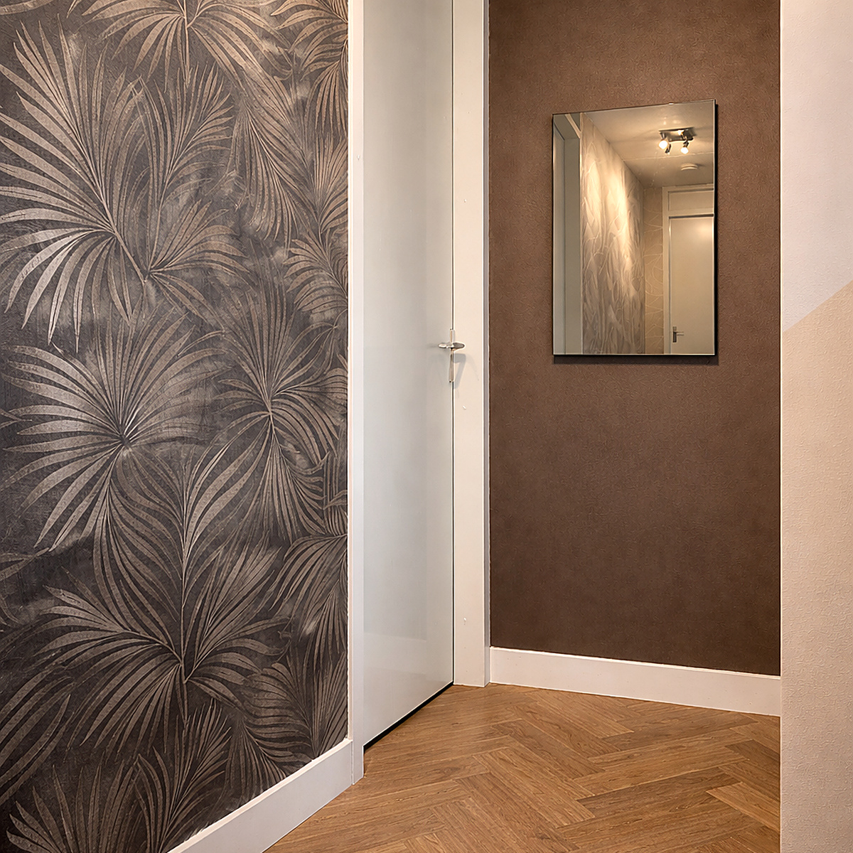 Versilberter klarer Flurspiegel zur Wandmontage in einem hellen Raum