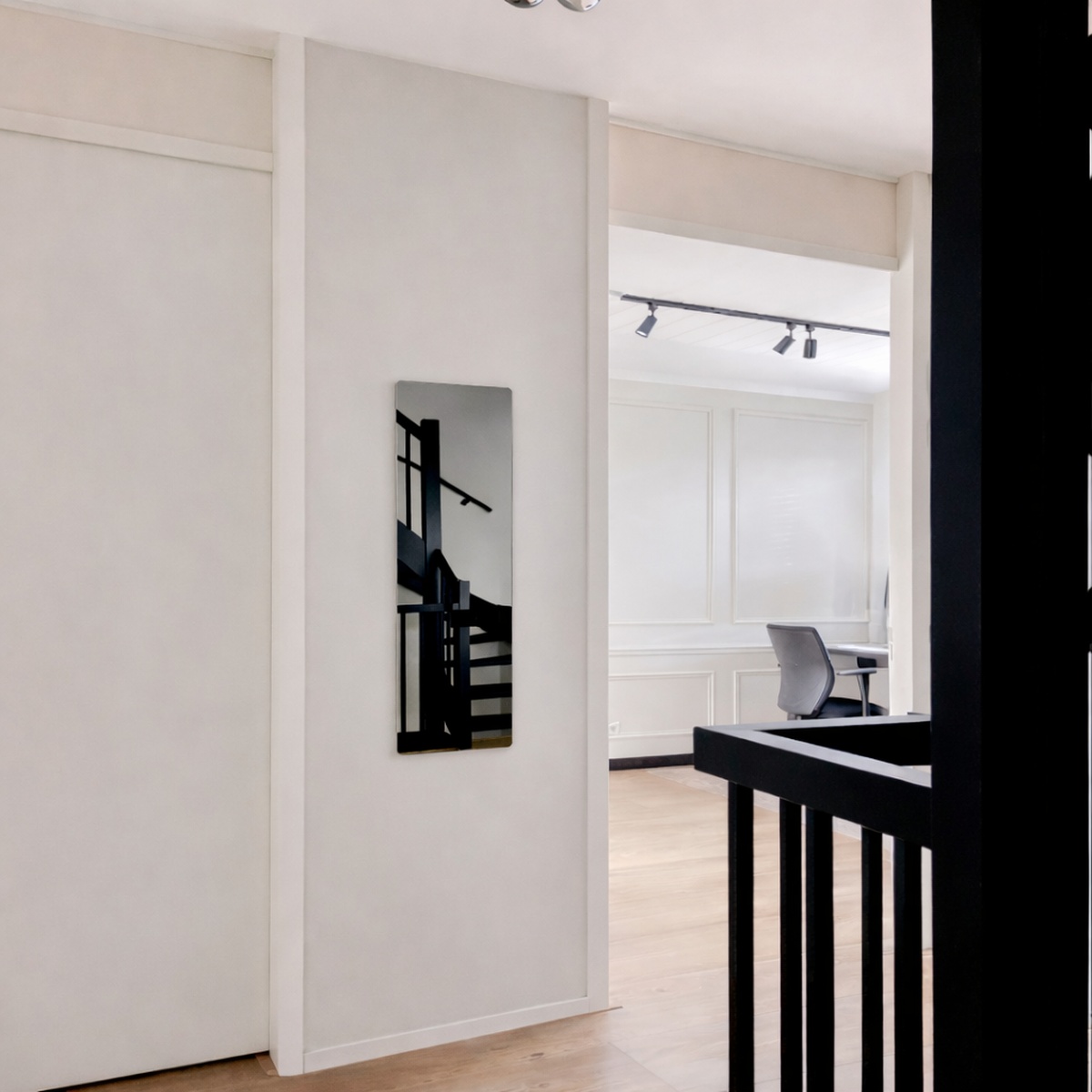 Grauer Flurspiegel, an einer glatten Wand montiert, in einem hellen Raum