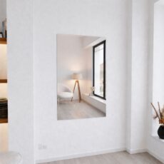 Rechteckiger Klebespiegel in einem Wohnzimmer
