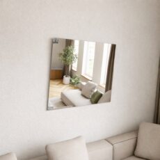 Moderner Spiegel an der Wand in einem hellen Wohnzimmer