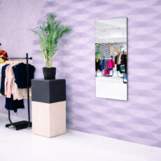 Versilberter, klarer Spiegel in einem hellen Ankleidezimmer.