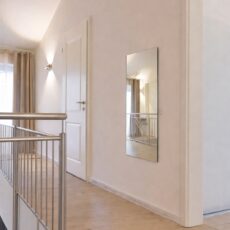 Flurspiegel an der Wand in einem hellen Raum