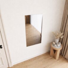 Flurspiegel an der Wand in einem hellen Raum