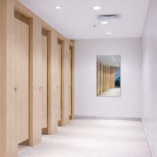 Verspiegelter Spiegel an der Wand in einer hellen Umkleidekabine