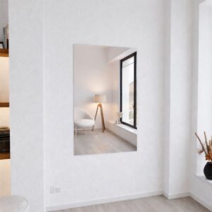 Spiegel ohne Rahmen in einem weißen Wohnzimmer