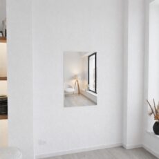 Spiegelglas in einem weißen Wohnzimmer