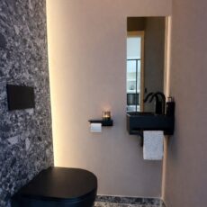 Kleiner bronzefarbener Toilettenspiegel