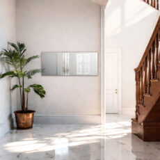 Versilberter, klarer Wandspiegel in einem hellen Flur