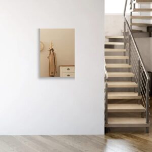 Bronzefarbener Spiegel im Flur