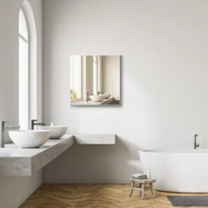 Bronzefarbener Designspiegel in einem modernen Badezimmer