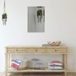 Facettierter Spiegel an der Wand in einem hellen Flur