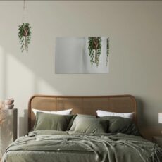 Spiegel mit facettierter Kante, an der Wand in einem grünen Schlafzimmer