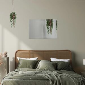 Spiegel mit facettierter Kante, an der Wand in einem grünen Schlafzimmer