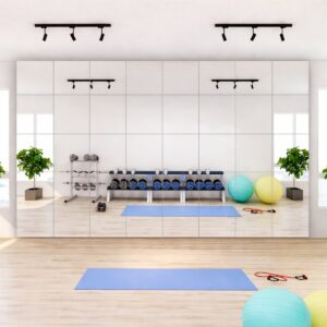 Mehrere kleine Sicherheitsspiegel, die direkt nebeneinander in einem Fitnessraum montiert sind.