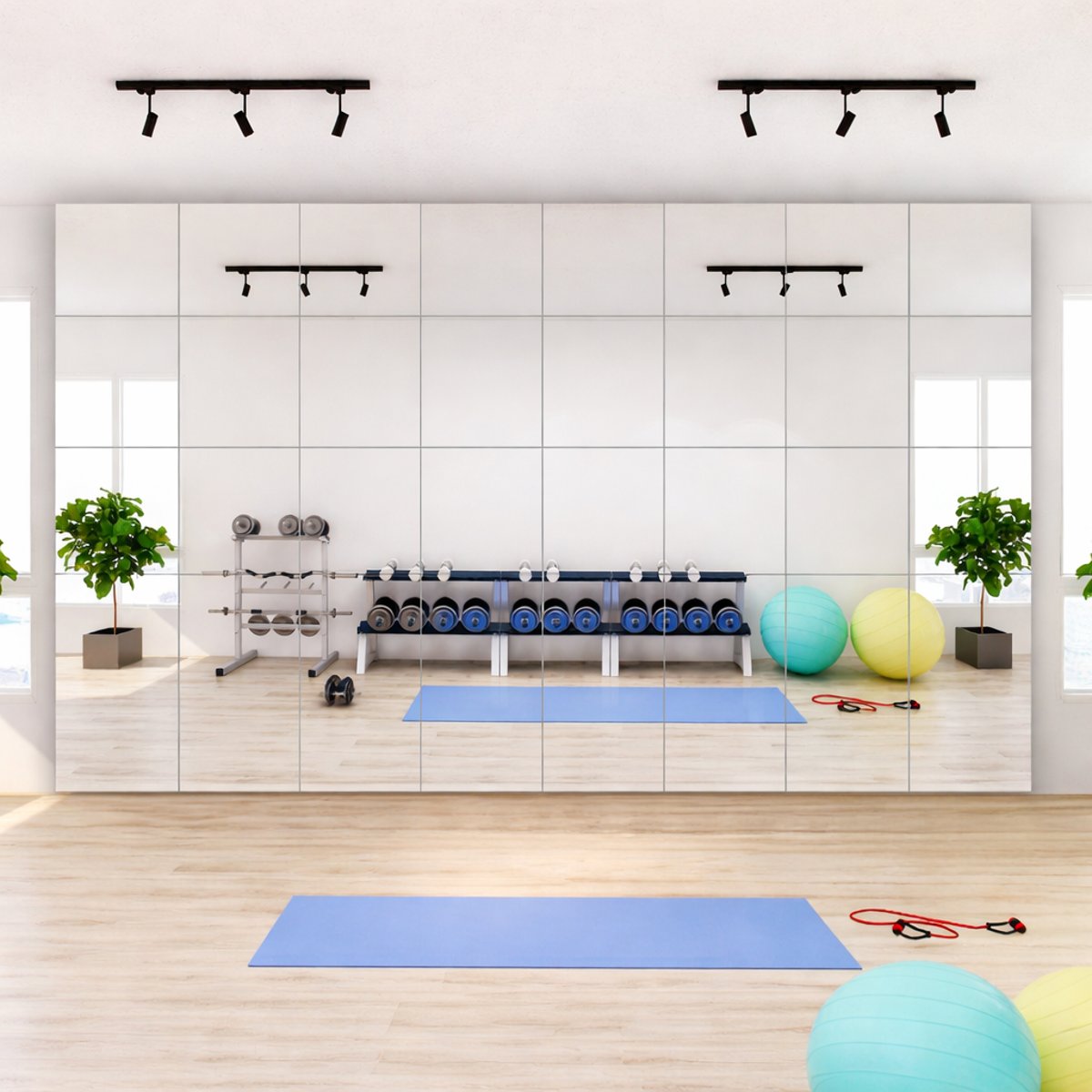 Mehrere kleine Sicherheitsspiegel, die direkt nebeneinander in einem Fitnessraum montiert sind.