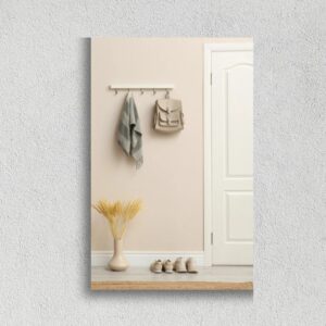 Nahaufnahme eines Flurspiegels an der Wand