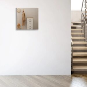 Versilberter quadratischer Flurspiegel an der Wand