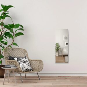 Versilberter Ganzkörperspiegel, an der Wand in einem modernen Raum montiert