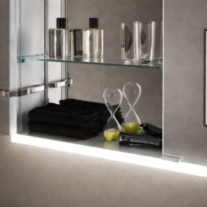 Glasregalböden aus gehärtetem Glas in einem Schrank