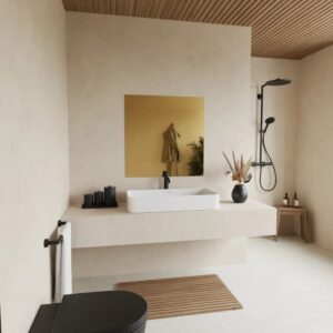 Goldener Spiegel in einem Badezimmer