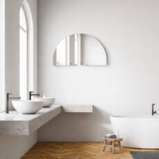 Halbrunder versilberter Spiegel in einem Badezimmer