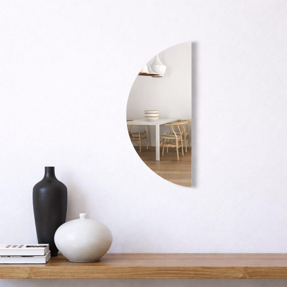 Halbrunder versilberter Spiegel an der Wand