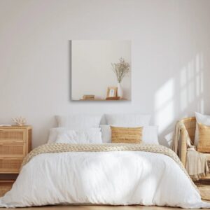 Versilberter Hängespiegel in einem gemütlichen Schlafzimmer