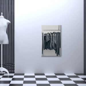 Versilberter Hängespiegel in einem modernen, minimalistischen Raum