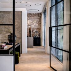 Maßgefertigte Innentür mit ESG-Sicherheitsglas