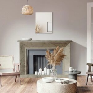 Kleiner versilberter Spiegel in einem Wohnzimmer