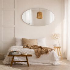 Maßgefertigter ovaler Spiegel in einem weißen Schlafzimmer