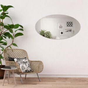 Ovaler versilberter Spiegel an der Wand in einem Wohnzimmer