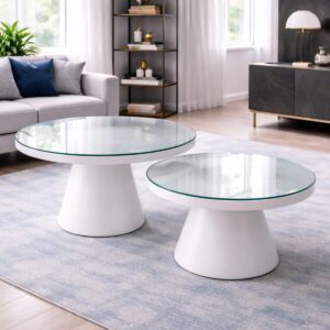Zwei Tische mit runden Glasplatten in einem Wohnzimmer