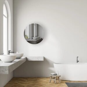 Runder grauer Spiegel in einem Badezimmer