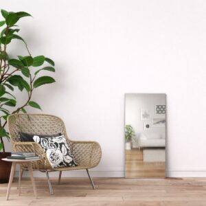 Standspiegel in einem hellen Wohnzimmer, an die Wand gelehnt