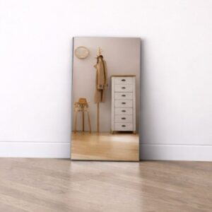 Bronzefarbener Standspiegel, an die Wand gelehnt, in einem Flur