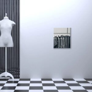 Versilberter Wandspiegel in einer Umkleidekabine