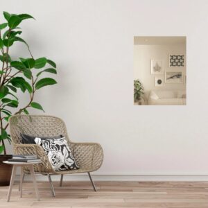 Bronzefarbener Wandspiegel in einem hellen Wohnzimmer