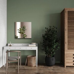 Versilberter quadratischer Wohnzimmerspiegel, an einer grünen Wand montiert